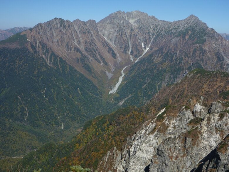 「ずぶ濡れで寒くて動けない」　北アルプス奥穂高岳で神奈川の66歳男性が行動不能に　救助隊員が近くの山小屋に運ぶ｜FNNプライムオンライン