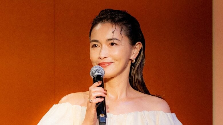 長谷川京子、美デコルテあらわな衣装で登場　心のミューズは「わが道を行く」11歳の娘｜FNNプライムオンライン