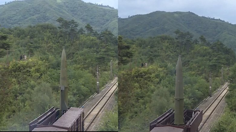 二発のミサイルは発射用貨車の中で互い違いに収納されている(朝鮮中央テレビ・2021年9月16日)