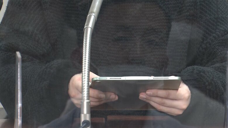 提訴後、記者会見を行った原告の女性(3日午後 東京・千代田区)