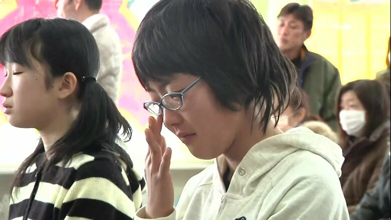 2011年に図書室で開かれた卒業式に出席する千代川さん