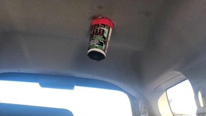 破裂したガス缶が突き刺さる写真が話題。炎天下の車中の温度はどのくらい？