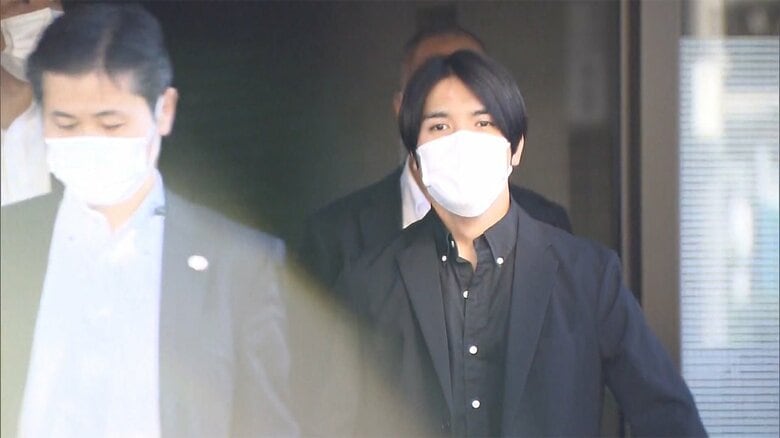 横浜市の自宅マンションを出る小室圭さん(10月)