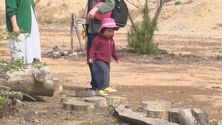 板を渡って遊ぶ子ども