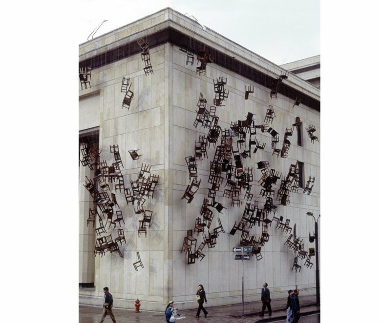 『ノビエンブレ6＆7（11月6日と7日）』 2002年ボゴタの最高裁判所の壁に椅子280脚　ボリバル広場
Photo: Oscar Monsalve
Courtesy of Doris Salcedo Studio