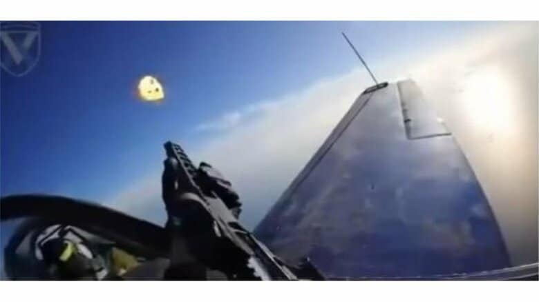 ウクライナ軍Yak-52練習機の後部座敷から、ロシアの自爆ドローンを撃墜（ウクライナ第11陸軍航空旅団 公式Facebookより）　