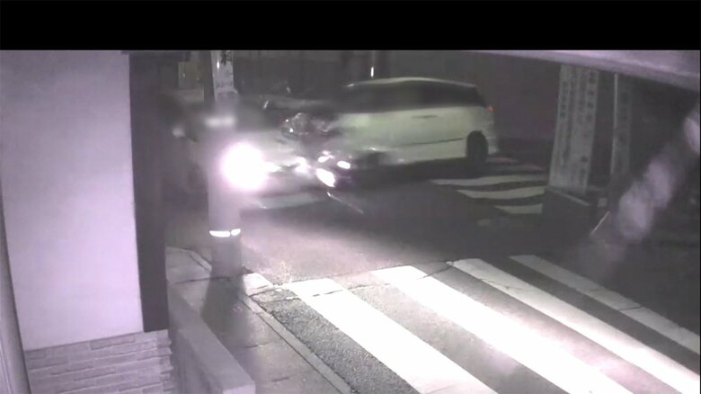 奥から走ってきた乗用車と右から来たワゴン車が衝突。その衝撃で、乗用車は、近くの電柱に激突した。