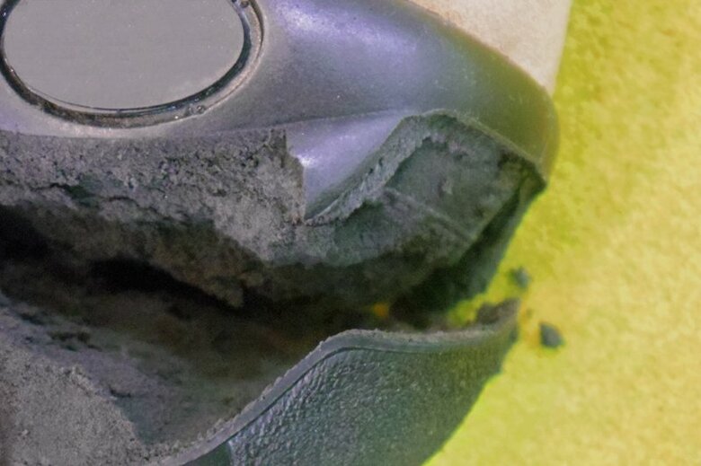 登山靴のソールが剥がれてしまっている（画像：石井スポーツ提供）