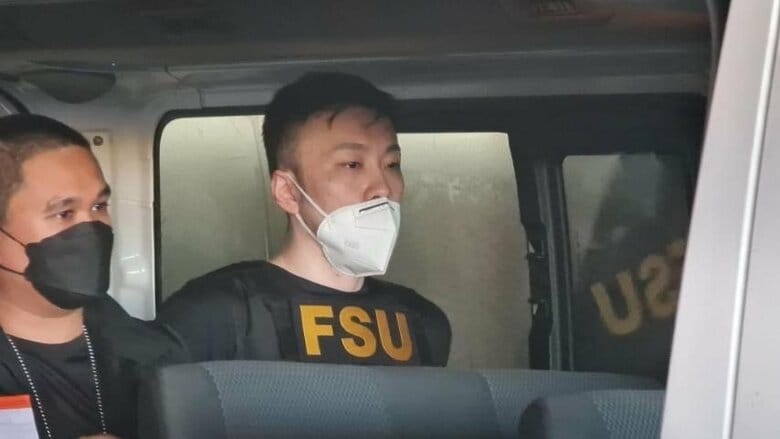 ニノイ・アキノ国際空港に到着した藤田容疑者（7日午前）