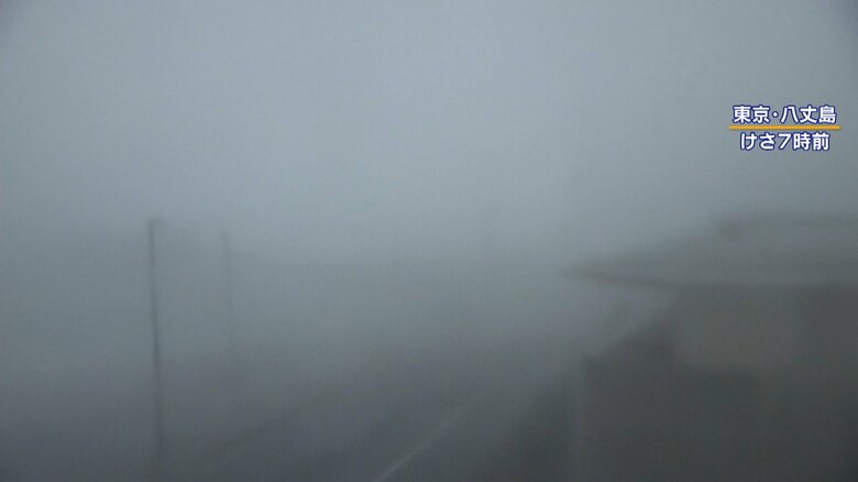 9日朝7時前の八丈島 雨と風で真っ白に…家や道路、電柱も見えなくなっている