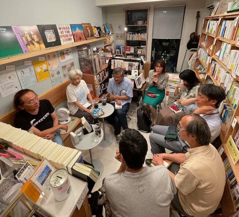 店内のカフェスペースでは読書会も行う