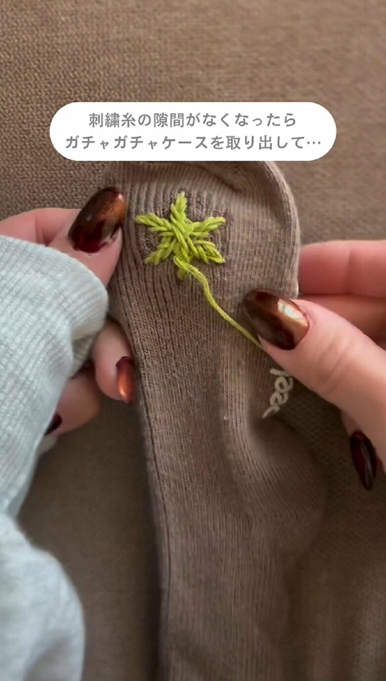 隙間がなくなったらカプセルトイの容器を取り出して