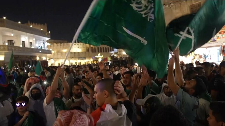 勝利を祝福するサウジのファンら（カタール・ドーハ　23日）