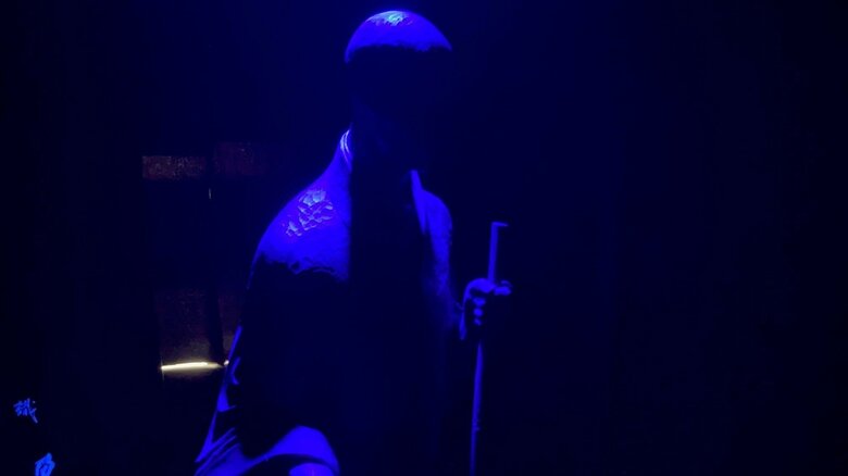 薄暗い室内で見たものは…