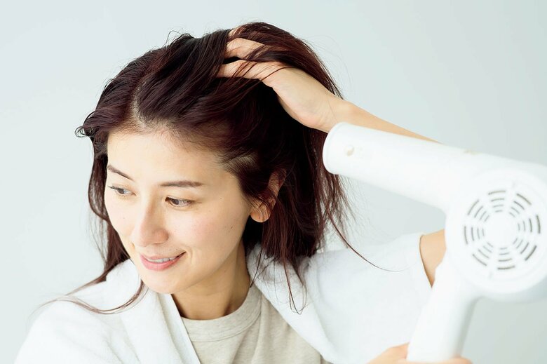後頭部や外側の髪を持ち上げて、内側にドライヤーの風を当て、頭皮をしっかり乾かす