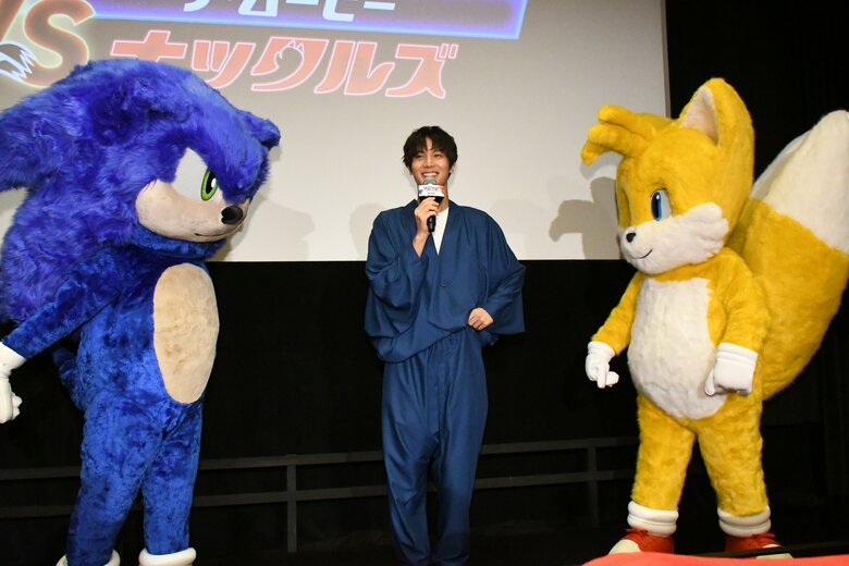 中川大志さん ソニックとテイルスに囲まれて