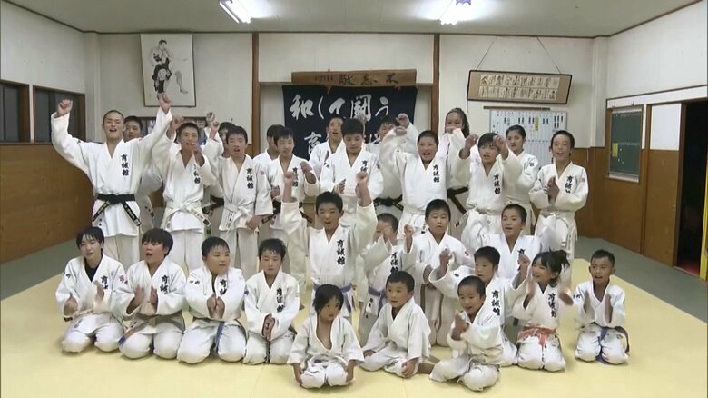 エールを送る育誠館の後輩たち