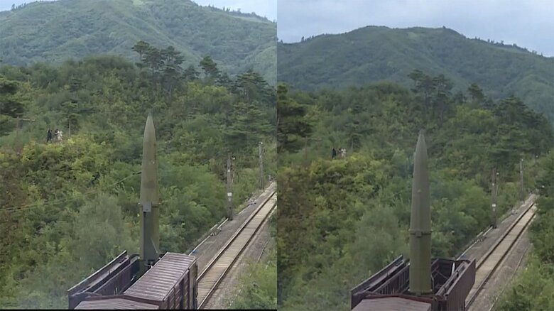 二発のミサイルは発射用貨車の中で互い違いに収納されている(朝鮮中央テレビ･2021年9月16日)