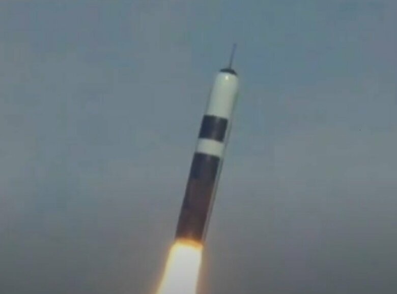 英海軍ミサイル原潜から発射されるトライデントⅡ(D5)潜水艦発射弾道ミサイル(英海軍公式Youtubeより)