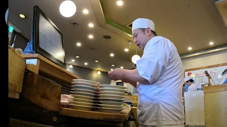 開店後はひたすらすしを握り続ける大西さん