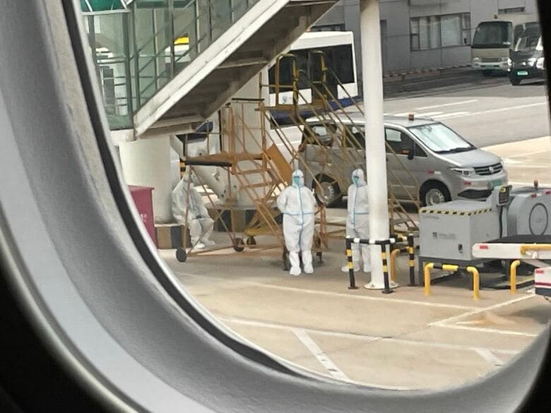 大連空港で待ち受ける全身防護服の係官（2022年7月28日）