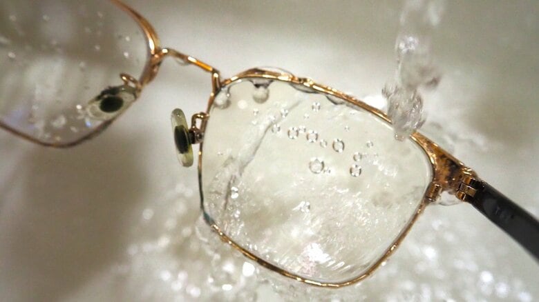 メガネは流水で水洗い（画像はイメージ）