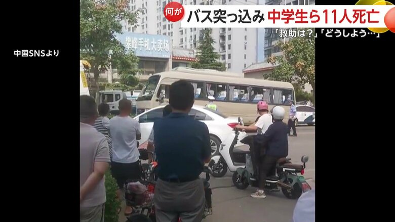 レッカーで運ばれる事故を起こしたスクールバス