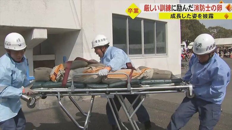 負傷者を搬送する訓練