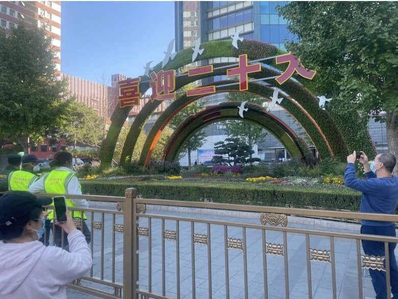 多くの市民が写真を撮影している