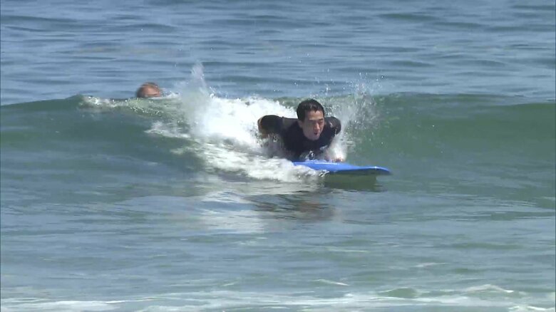 福島・南相馬市の海岸で子どもたちとサーフィンを楽しむ小泉氏（2023年9月）