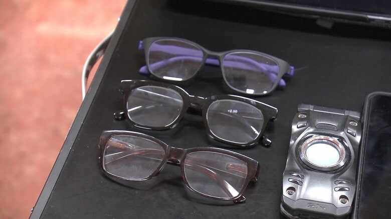 車やカバンに分散して常備しているという及川さんの必需品の老眼鏡