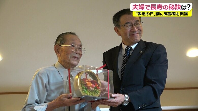 池田禎孝市長（右）から記念品を受け取る宮越さん