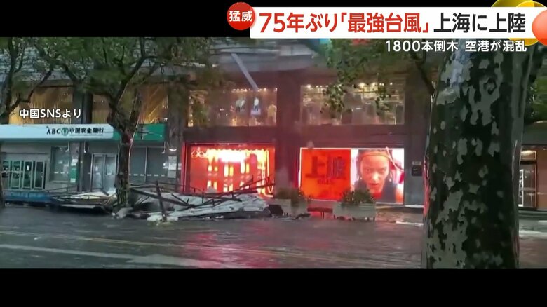 冠水した道路を車が走り去っていった直後、建物からがれきが落下する一部始終（4）