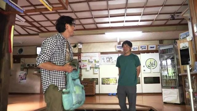 歩荷の渡部さんは人生のパートナーと燧小屋の平野さん