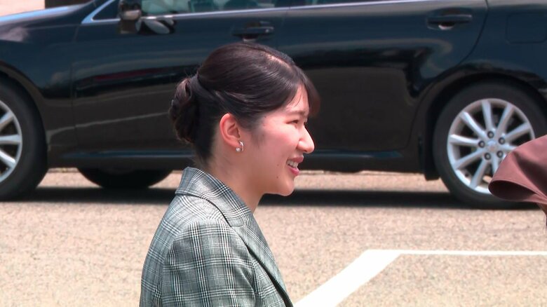 石川・志賀町「道の駅とぎ海街道」で仮設店舗を視察される愛子さま　訪問2日目