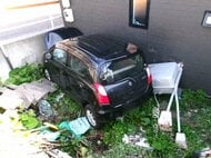 【80代男性の車が暴走】”家族の車→自宅の灯油タンク→自宅の外壁”次々と衝突 「ブレーキと間違えてそのままアクセルを踏んで前進してしまった」〈北海道函館市〉