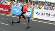 北京でロボットマラソン大会　自立走行型の人型ロボットが人間の世界記録を超える