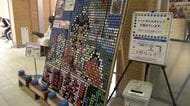 ペットボトルキャップで三国祭をPR　地元高校生のフォトコン入賞作をもとに生徒10人がアート作品　22日までえちぜん鉄道福井駅に展示