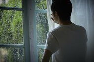 危険なのに、なぜ台風のときに“川の様子”を見に行ってしまう? 心理と対処法を専門家に聞いた