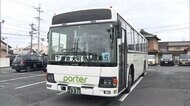 スクールバス 小4女児はねる 信號のない橫斷歩道で...