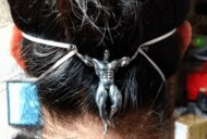 マスクの耳の痛みを解消できる「耳を守りマッチョ」が頼もしい…でも重くないの?作者に聞いた