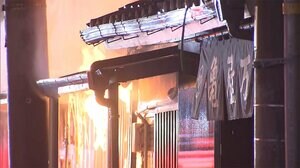 和菓子店「亀屋万年堂」で火災 隣の建物にも燃え広がる