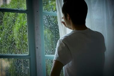 危険なのに、なぜ台風のときに“川の様子”を見に行ってしまう? 心理と対処法を専門家に聞いた