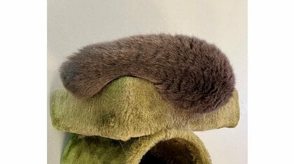 「猫かどうか怪しい」キャットタワーで休む愛猫が“モフモフの塊”に…どんな体勢でいたのか飼い主に状況を聞いた