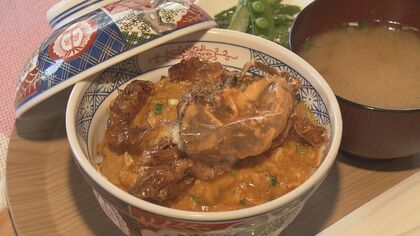 脱皮直後のカニを丸ごと使用…殻ごと食べるカニ1匹を豪快にのせた贅沢どんぶりが話題の一宮の人気カフェ