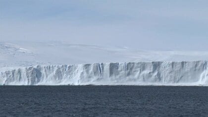 しらせ氷河に超接近 「溶ける」を解明へ　南極プロジェクト