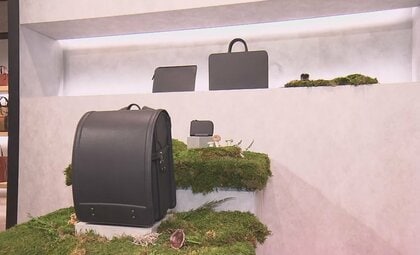 「キノコが牛革のように」“キノコレザー”のカバンお披露目…おがくずで育つ「菌糸体」から地球に優しい新素材