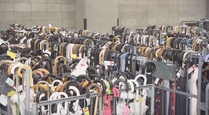 コロナ禍で「落とし物が激減」 都内の遺失物倉庫はガラガラ…特に減ったモノは？