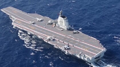 中国の最新空母「福建」正式に就役　“電磁式カタパルト”初採用で艦載機を短時間で加速可能に