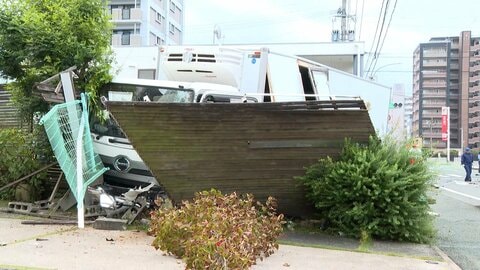 車とトラックの事故　1人重体　動物病院のフェンスに衝突　福岡・久留米市